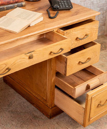 Antique oak desk El Pizarral