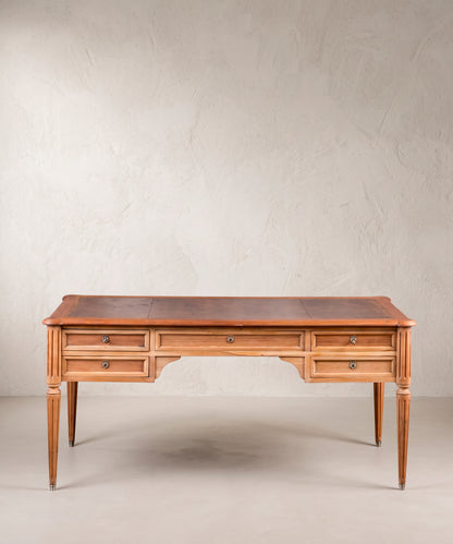 Escritorio vintage estilo Luis XVI de cerezo con tablero de piel, vista frontal — Antique Arte y Decoración