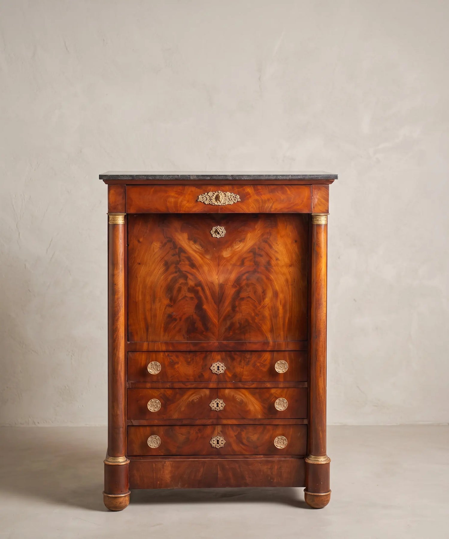 Secreter abatible antiguo de caoba cerrado vista frontal — Antique Arte y Decoración