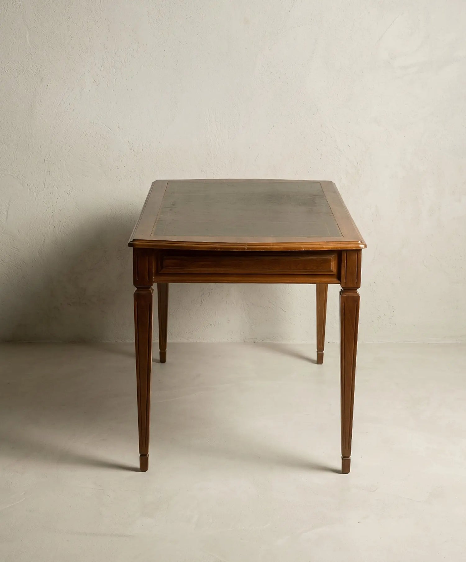 Escritorio de centro vintage en madera de nogal y cuero verde (Estilo Directorio / Luis XVI)