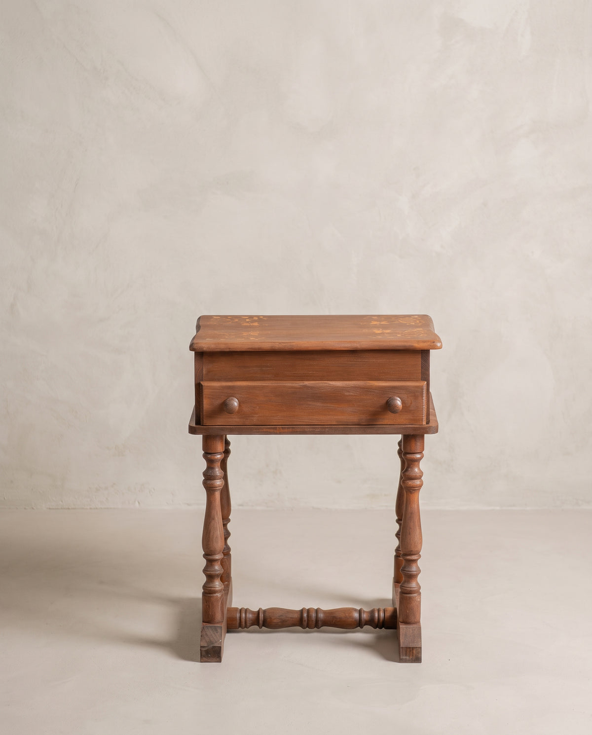 Costurero vintage castellano de pino vista frontal, cajón y patas torneadas — Antique Arte y Decoración