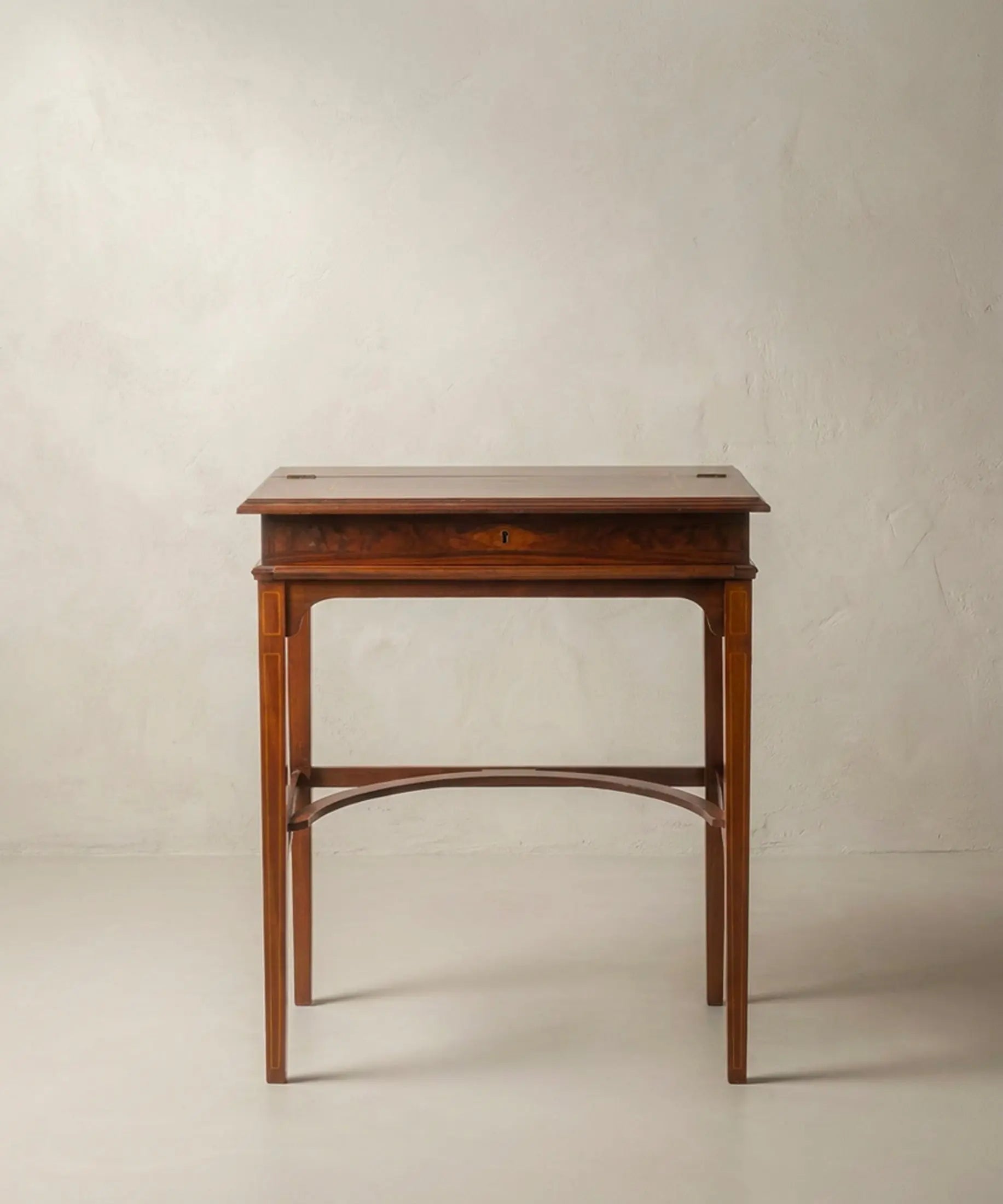 Escritorio secreter inglés caoba vista frontal abierto cuero burdeos gofrado dorado — Antique Arte y Decoración