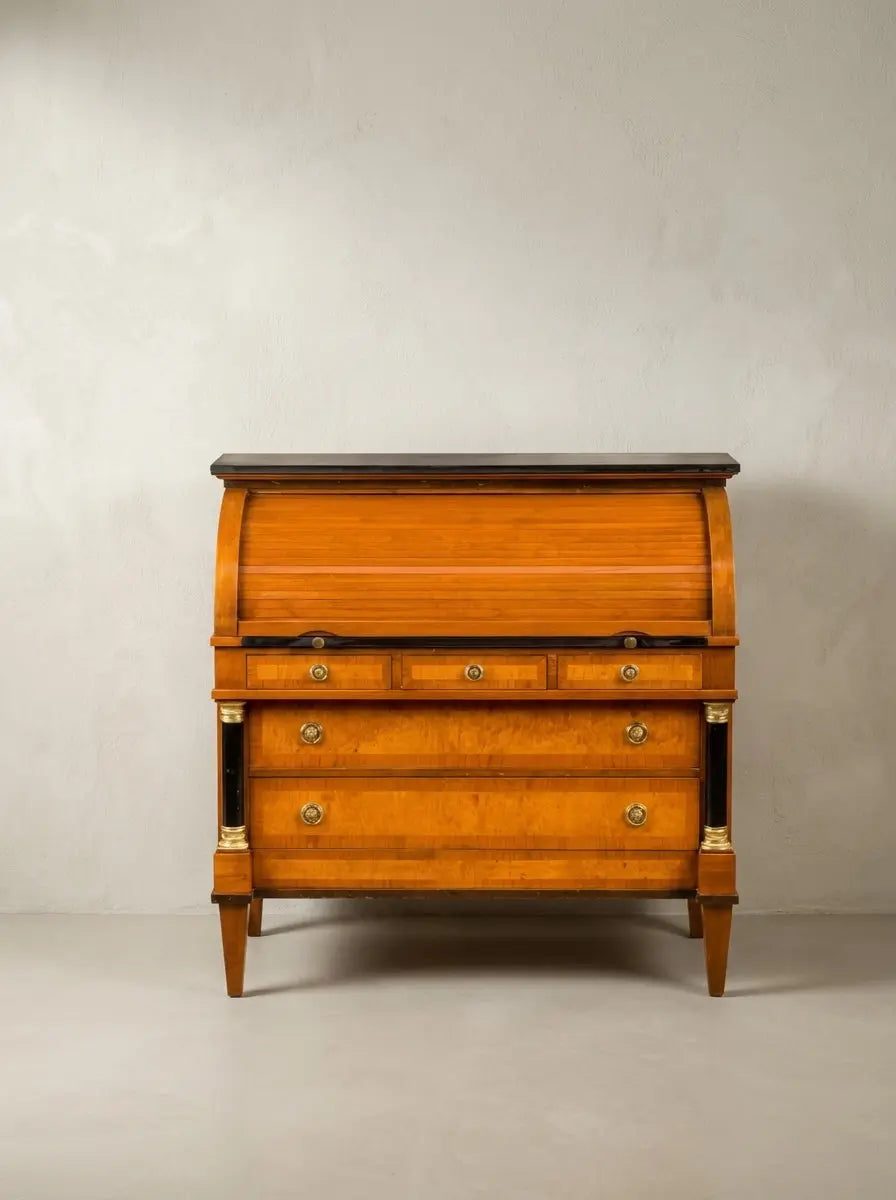 Escritorio de persiana vintage de madera estilo Imperio cerrado con herrajes dorados.