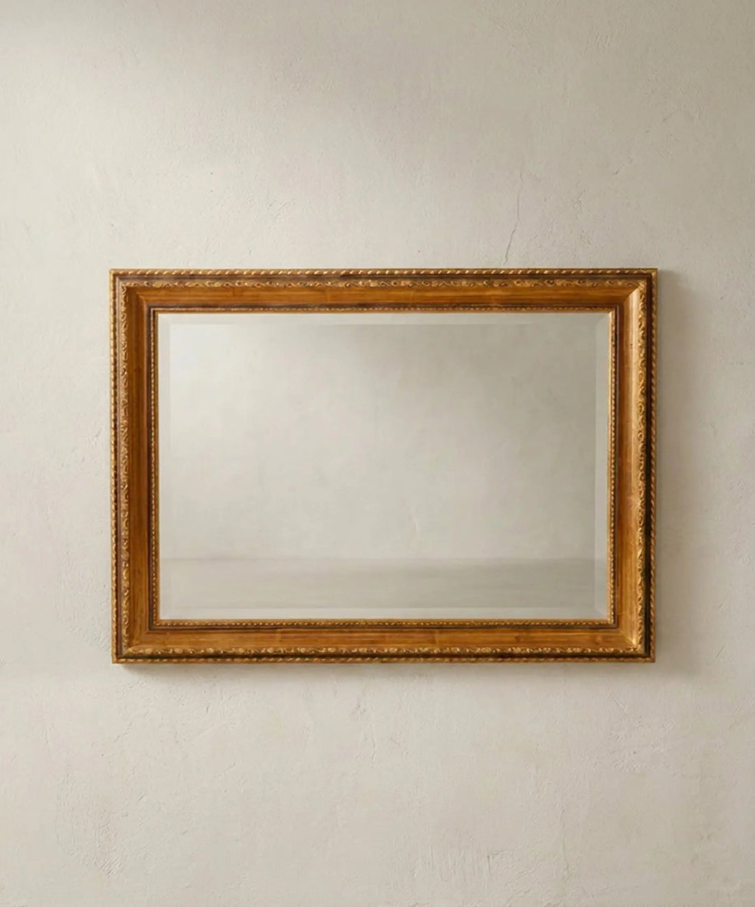 Espejo antiguo de madera dorada con cristal biselado vista frontal — Antique Arte y Decoración