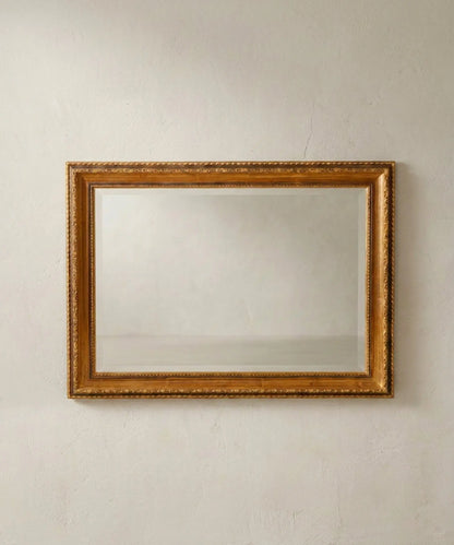 Espejo antiguo de madera dorada con cristal biselado vista frontal — Antique Arte y Decoración