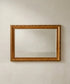Espejo antiguo de madera dorada con cristal biselado vista frontal — Antique Arte y Decoración