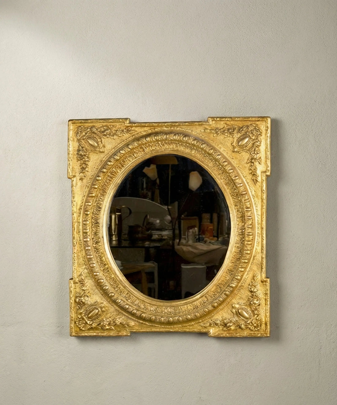 Espejo de pared vintage dorado estilo neoclásico con marco rectangular y luna ovalada.