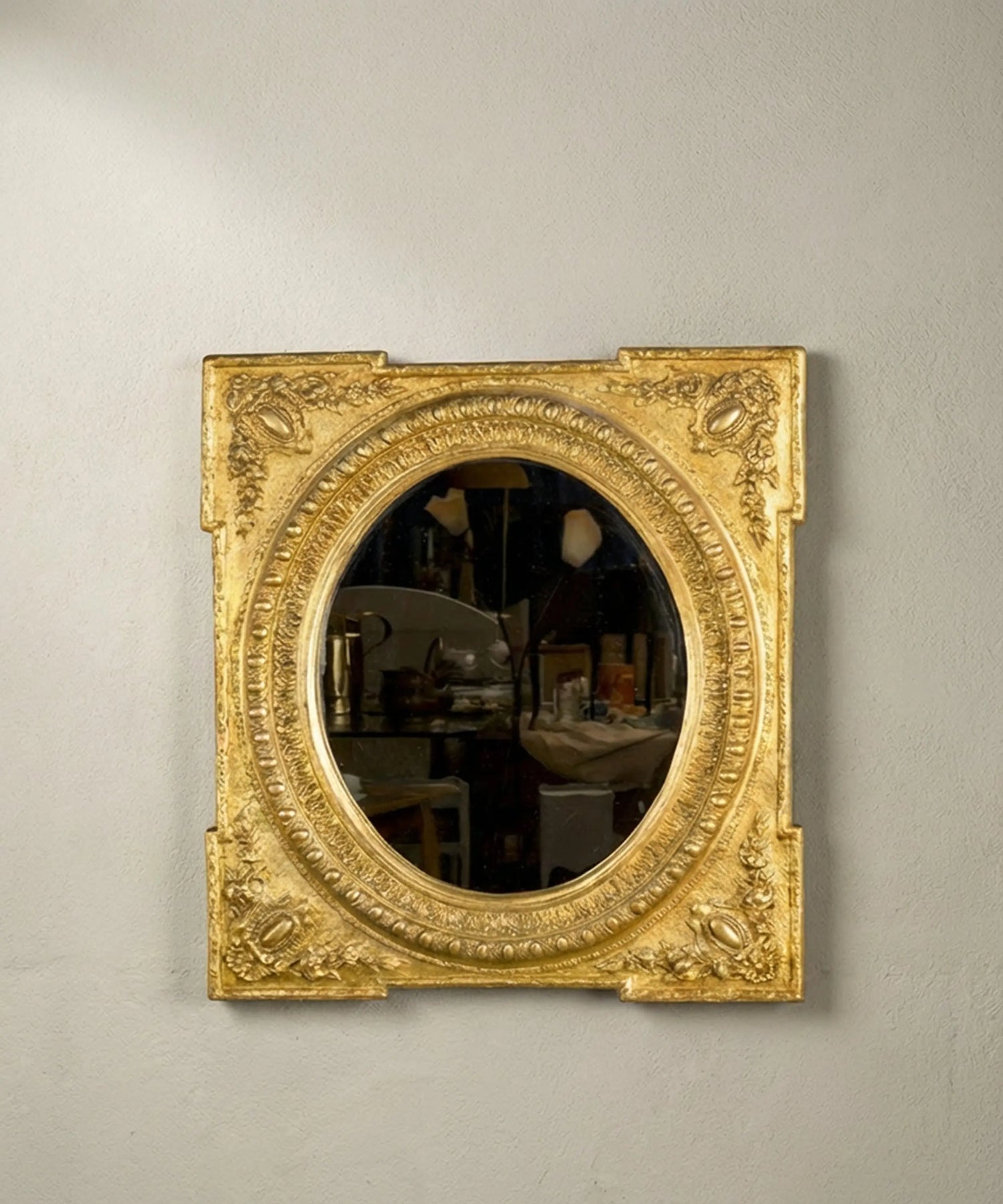 Espejo de pared vintage dorado estilo neoclásico con marco rectangular y luna ovalada.