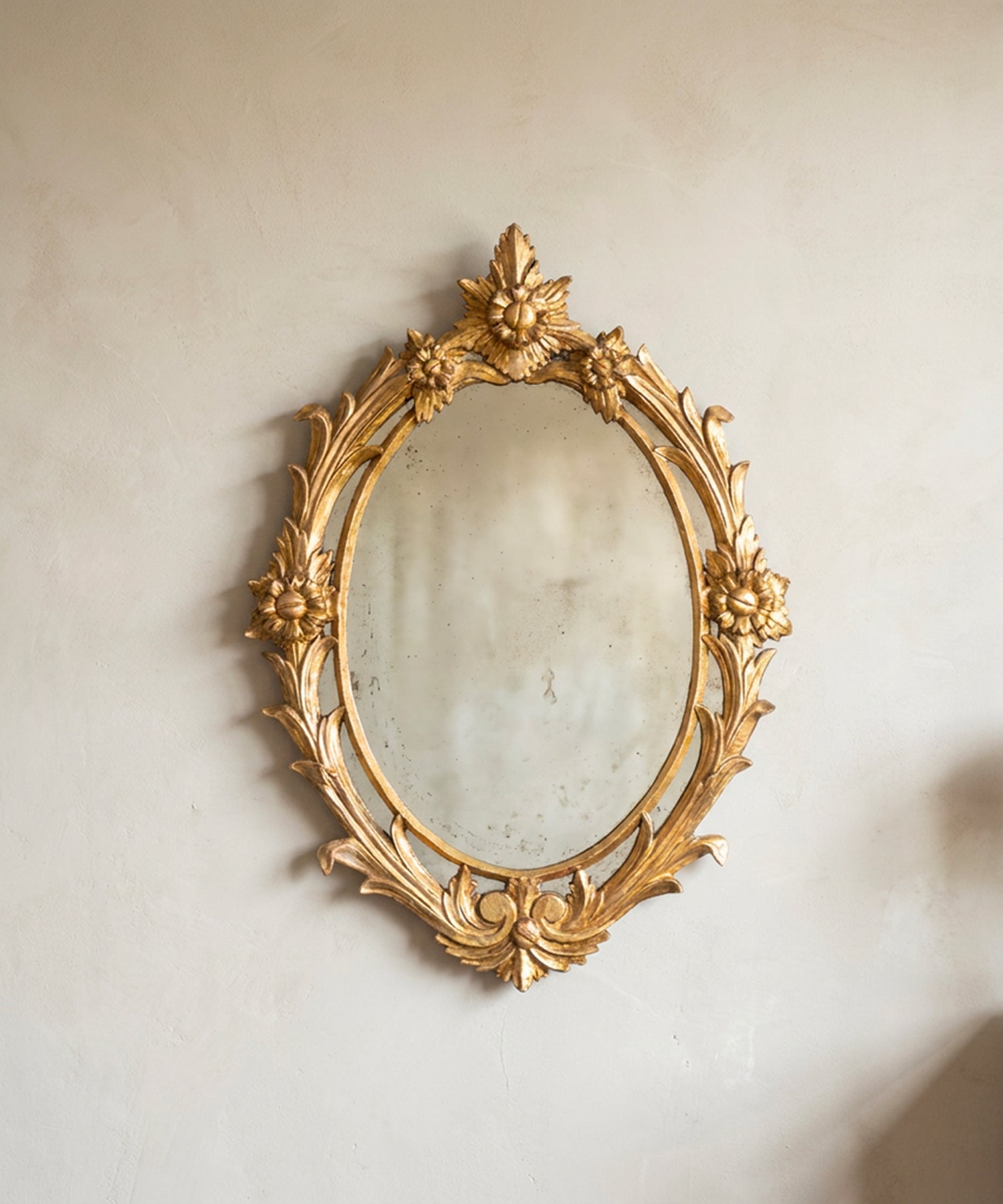 Espejo antiguo ovalado dorado al pan de oro con talla calada de acanto, vista frontal — Antique Arte y Decoración