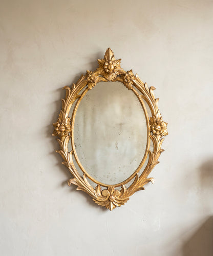 Espejo antiguo ovalado dorado al pan de oro con talla calada de acanto, vista frontal — Antique Arte y Decoración