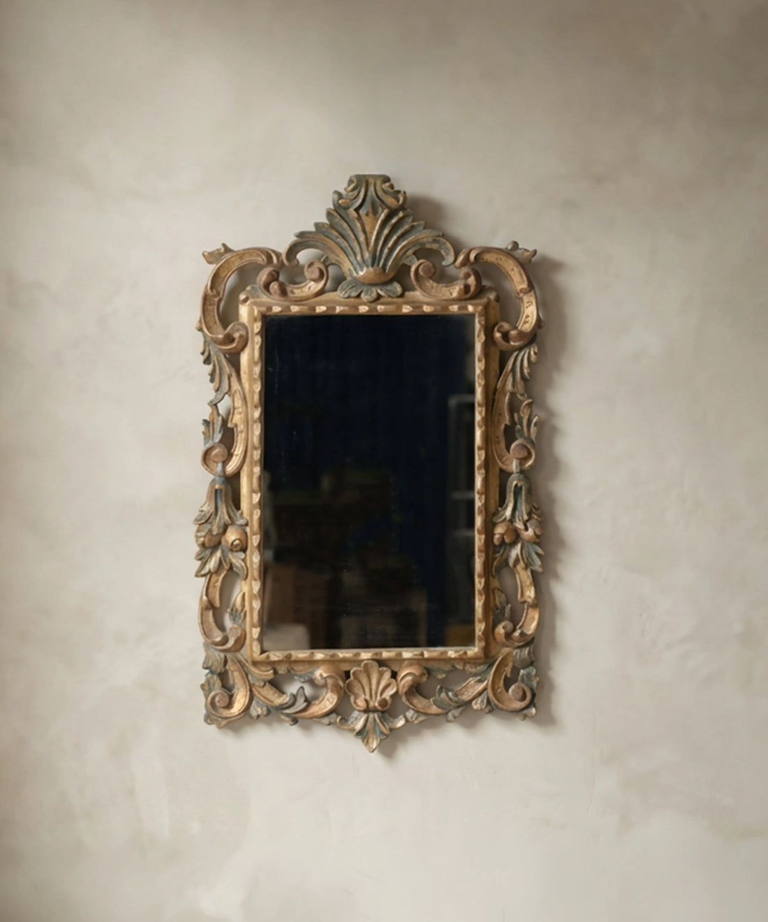 Gran espejo de pared vintage de estilo neobarroco tallado y policromado en oro y azul de 120 cm.