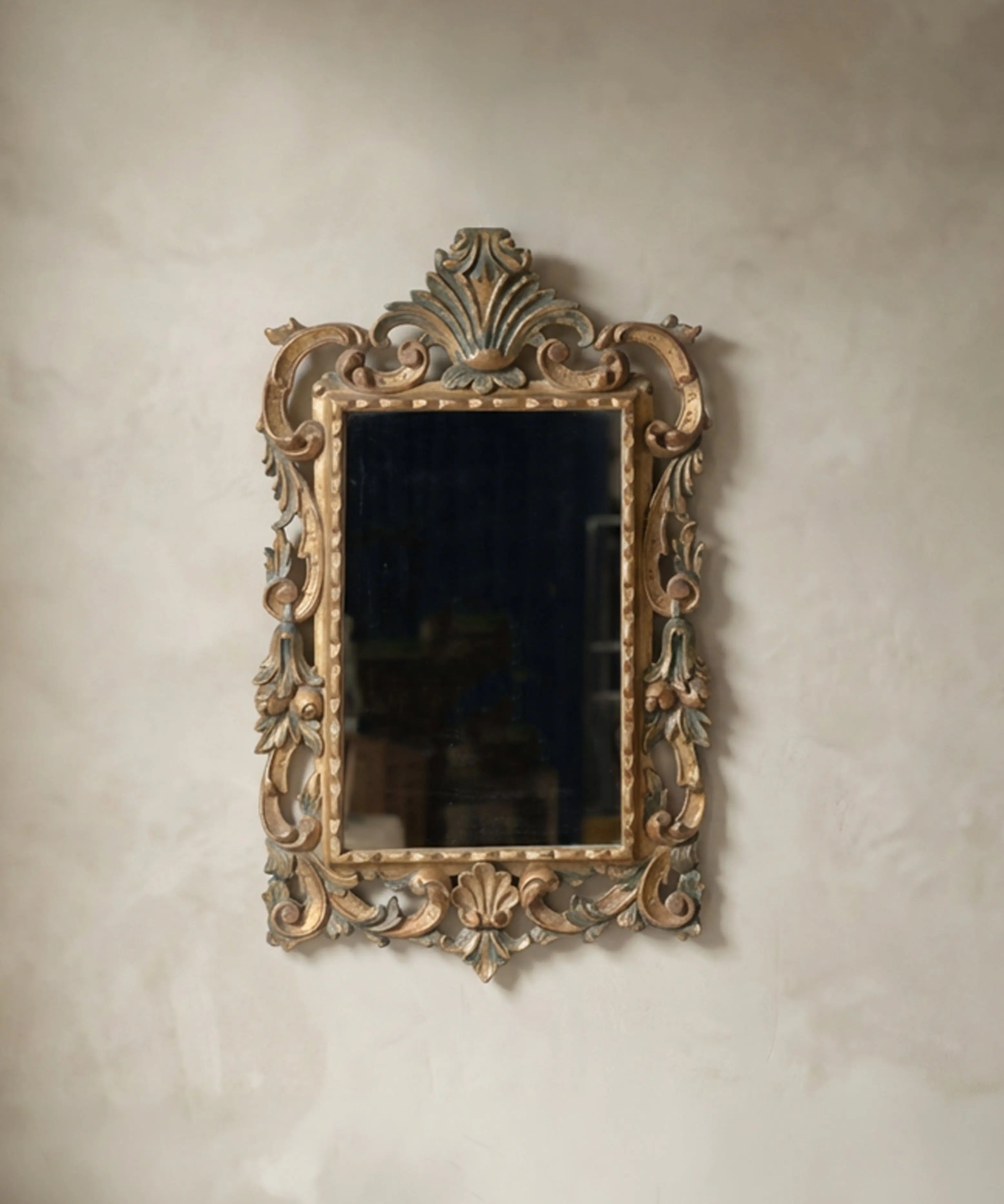 Gran espejo de pared vintage de estilo neobarroco tallado y policromado en oro y azul de 120 cm.