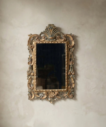 Gran espejo de pared vintage de estilo neobarroco tallado y policromado en oro y azul de 120 cm.