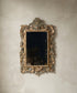 Gran espejo de pared vintage de estilo neobarroco tallado y policromado en oro y azul de 120 cm.