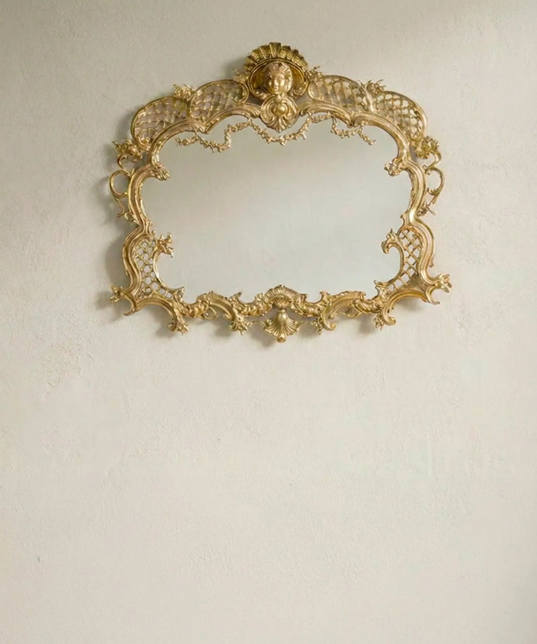 Espejo antiguo de bronce dorado calado estilo Luis XV vista frontal — Antique Arte y Decoración