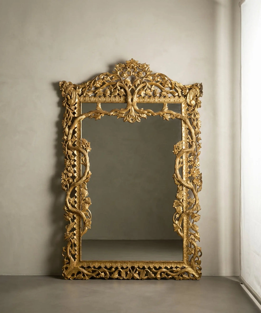 Espejo monumental dorado de 230 cm con marco de ramas caladas estilo rococó.