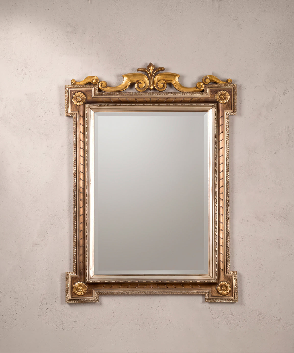 Espejo de madera con copete dorado y rosetas estilo neoclásico vista frontal — Antique Arte y Decoración