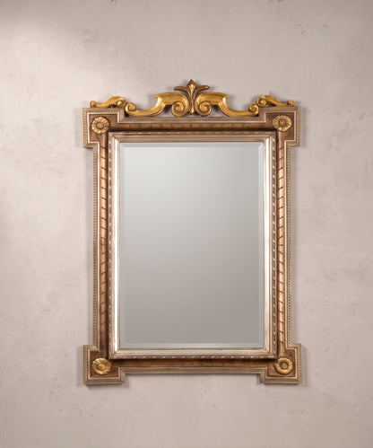 Espejo de madera con copete dorado y rosetas estilo neoclásico vista frontal — Antique Arte y Decoración