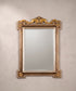 Espejo de madera con copete dorado y rosetas estilo neoclásico vista frontal — Antique Arte y Decoración