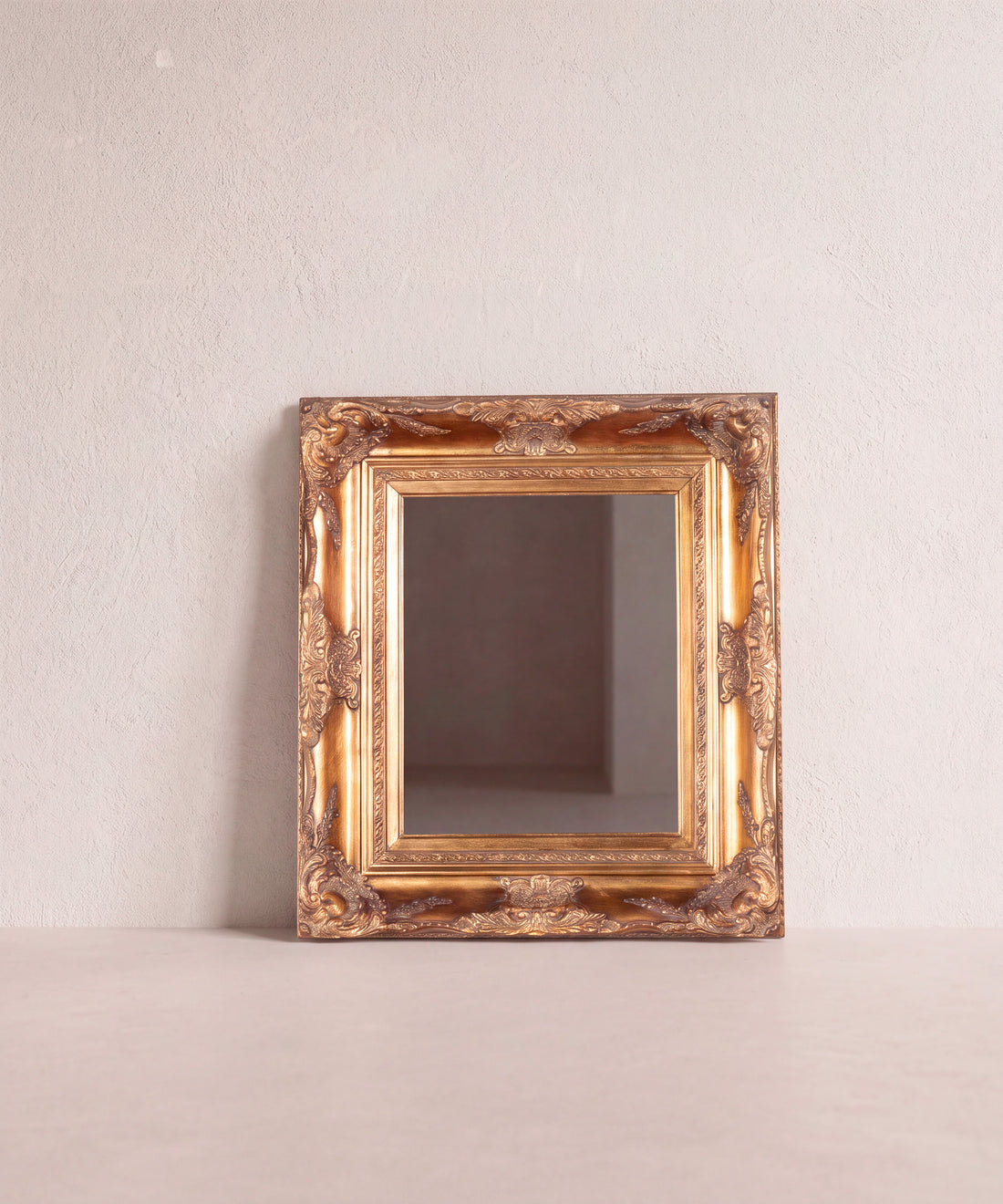 Espejo vintage dorado estilo barroco de marco ancho vista frontal — Antique Arte y Decoración