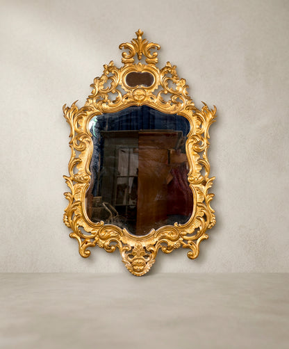 Espejo antiguo dorado con talla rococó, vista frontal — Antique Arte y Decoración