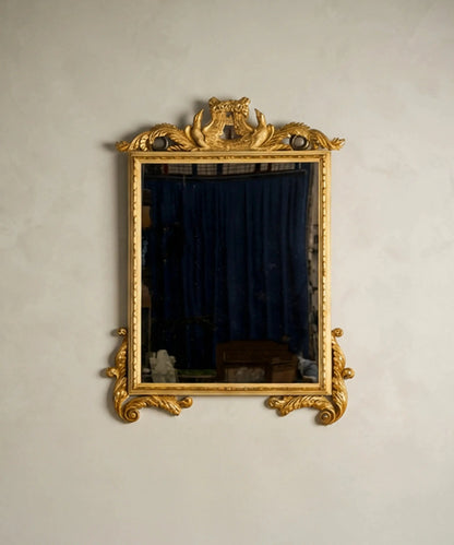 Espejo de pared vintage de gran formato con marco dorado y copete tallado con cisnes.