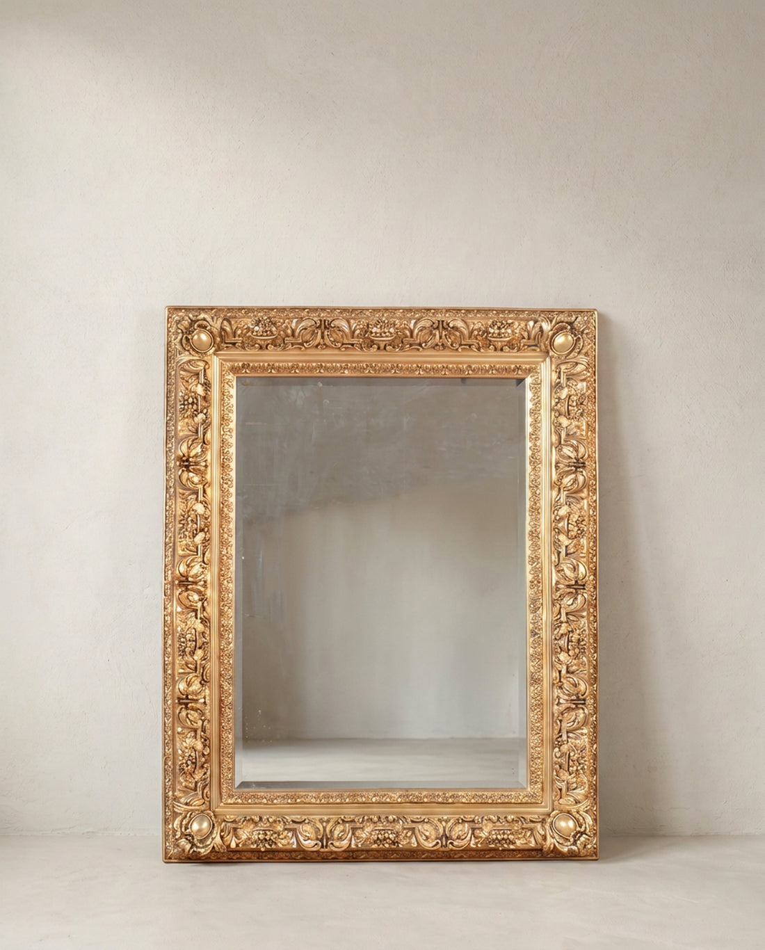 Espejo vintage dorado al pan de oro estilo Luis XIV, marco de madera tallada, vista frontal — Antique Arte y Decoración