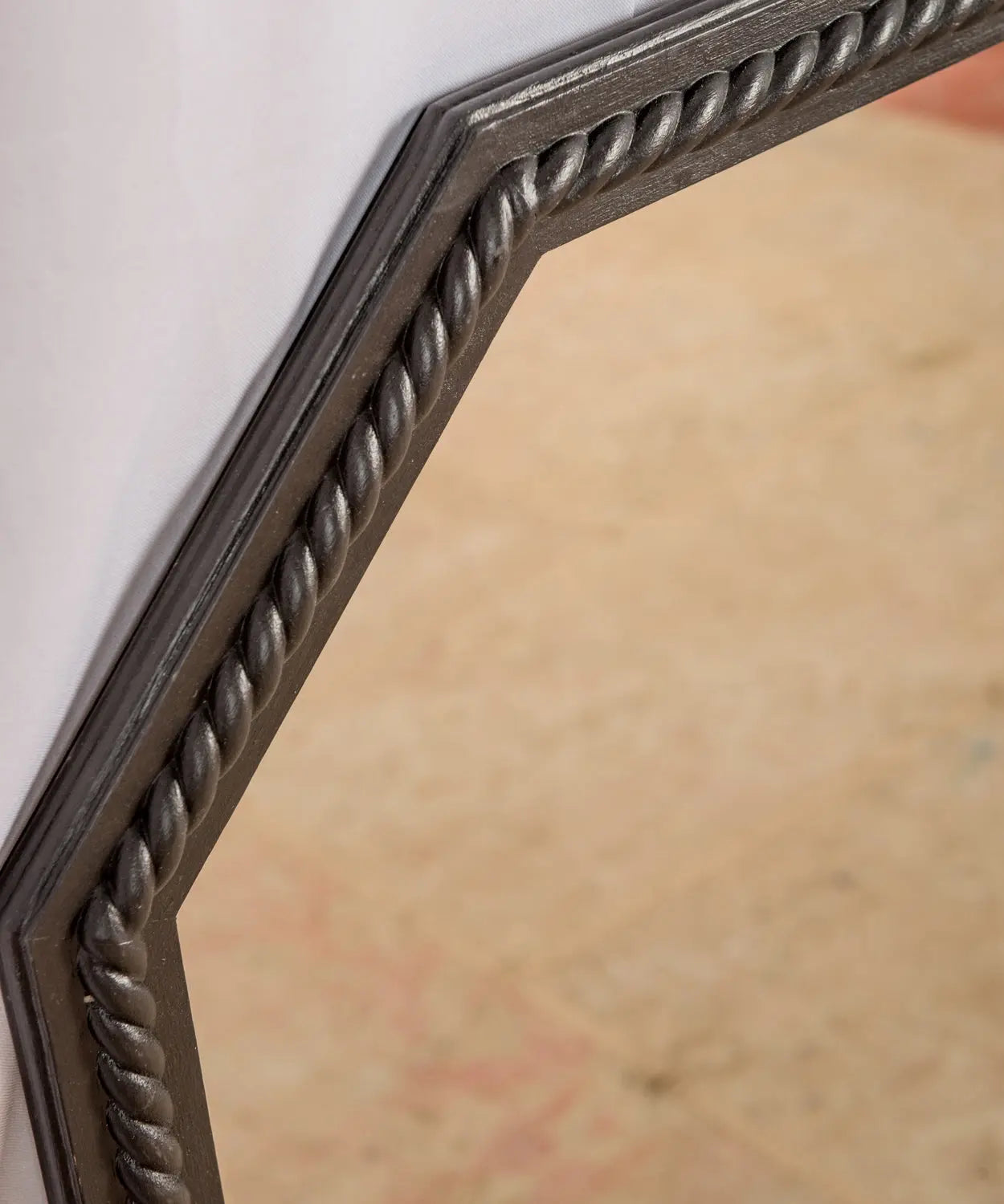 detalle espejo octogonal de madera