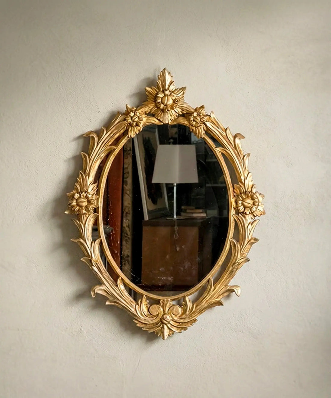 Espejo ovalado antiguo dorado al pan de oro vista frontal talla floral — Antique Arte y Decoración