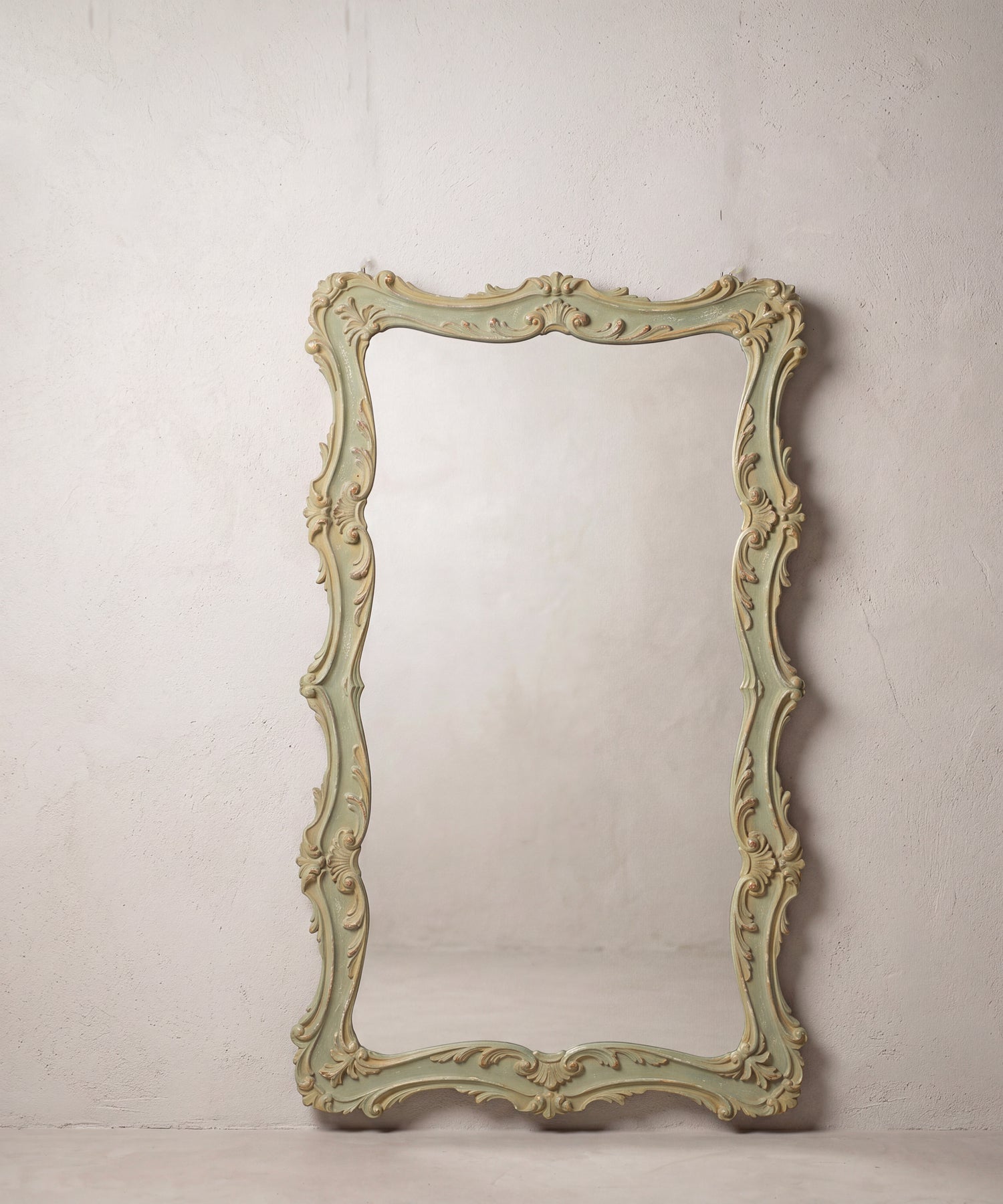 Espejo vintage estilo Luis XV tallado en madera y pintado en verde salvia, vista frontal — Antique Arte y Decoración