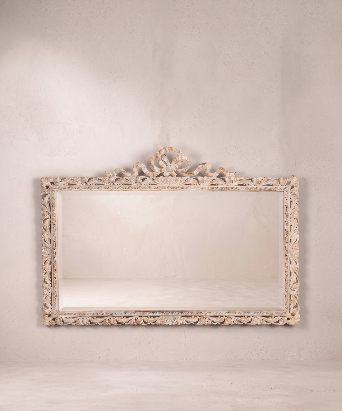 Espejo vintage gris sobre oro con copete de lazo vista frontal — Antique Arte y Decoración