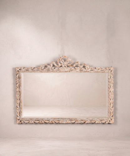Espejo vintage gris sobre oro con copete de lazo vista frontal — Antique Arte y Decoración