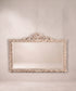 Espejo vintage gris sobre oro con copete de lazo vista frontal — Antique Arte y Decoración