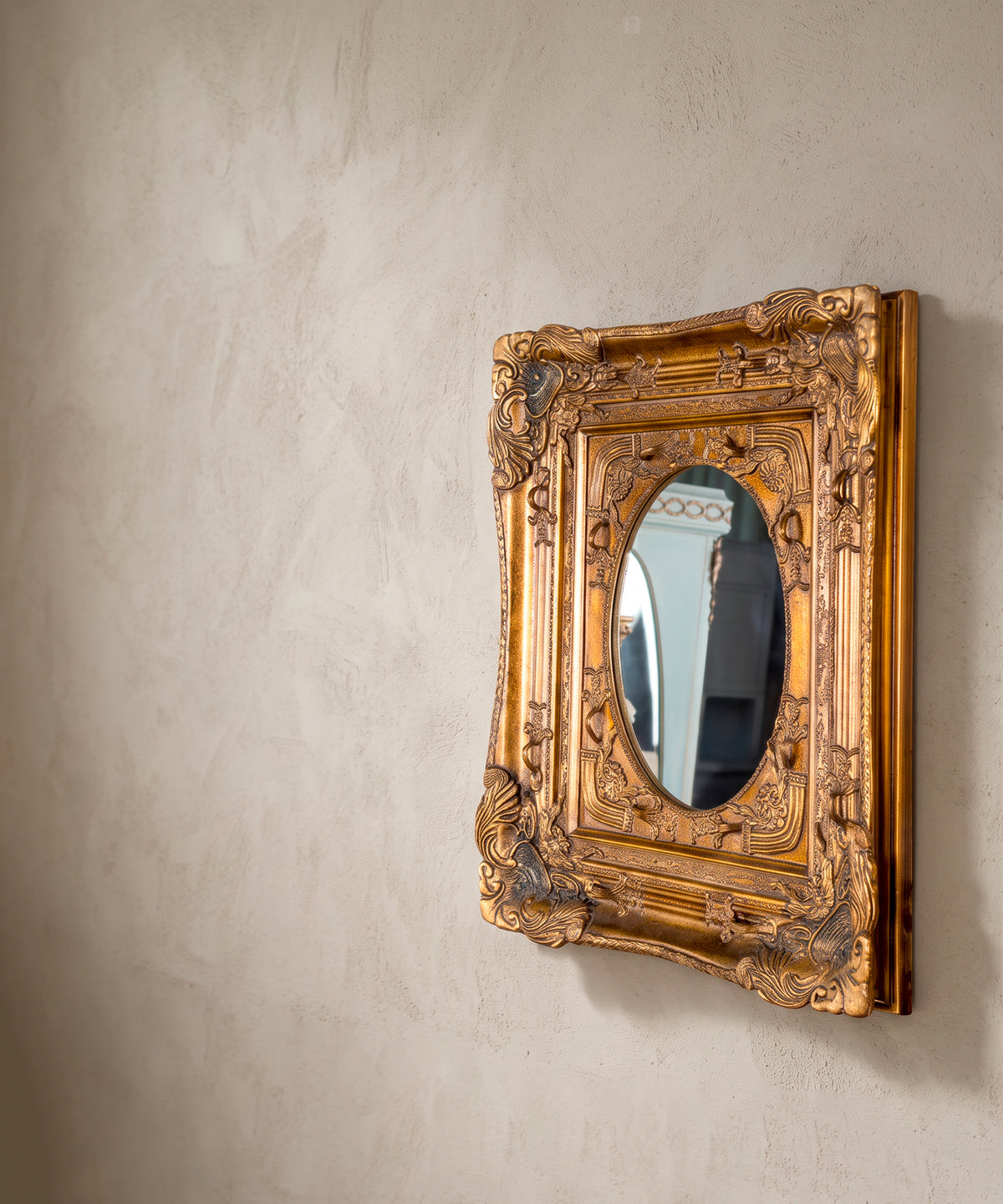 Espejo dorado estilo Luis XV visto de lado, con el fondo del marco y la trasera de madera — Antique Arte y Decoración