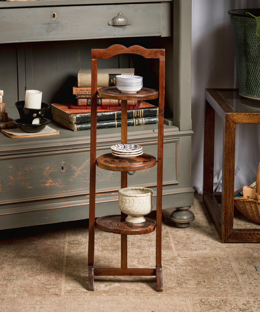 Folding wooden shelf