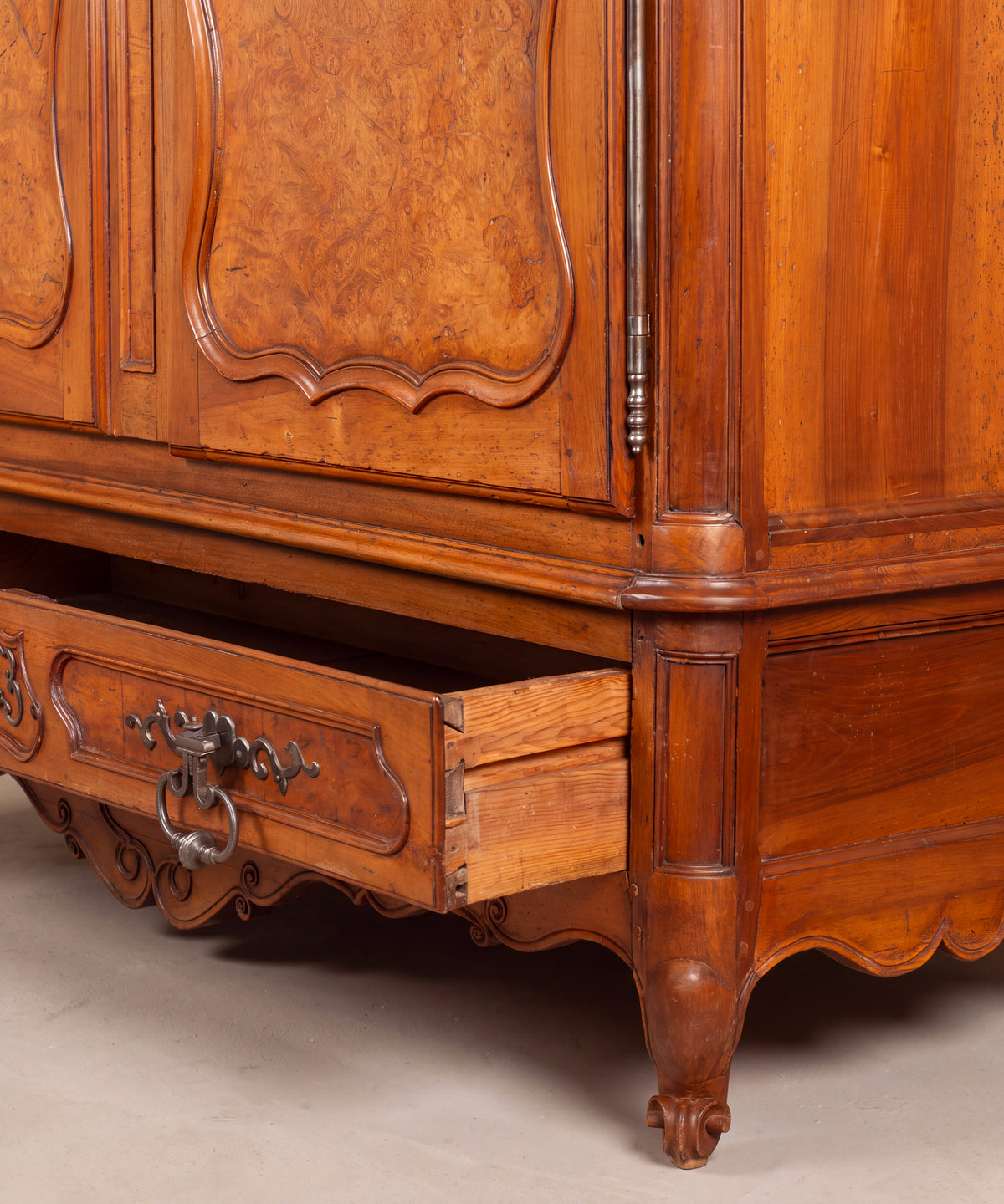 Detalle cajón abierto con colas de milano a mano, armario antiguo francés — Antique Arte y Decoración
