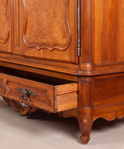 Detalle cajón abierto con colas de milano a mano, armario antiguo francés — Antique Arte y Decoración