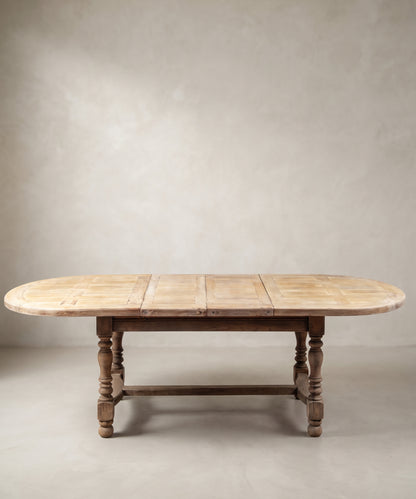 Mesa de comedor extensible ovalada de roble lavado con las dos hojas abiertas, vista frontal — Antique Arte y Decoración