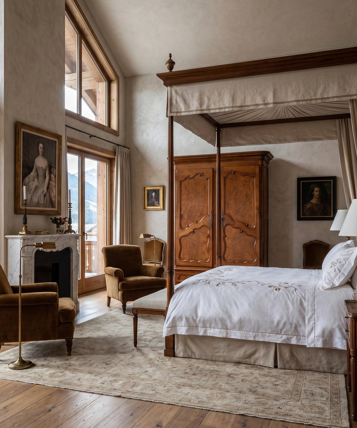 Armario Luis XV de cerezo con paneles de raíz, foto de ambiente — Antique Arte y Decoración
