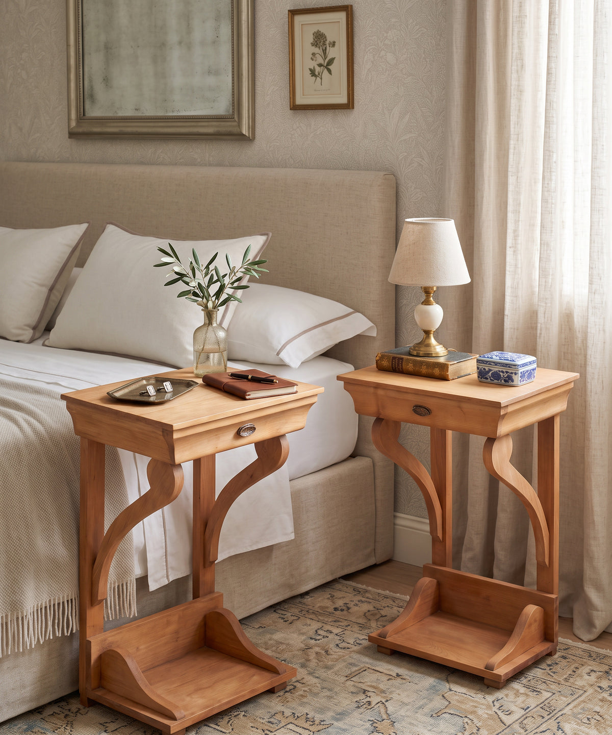 Pareja de mesitas de noche vintage de cerezo en dormitorio junto a la cama — Antique Arte y Decoración