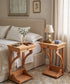 Pareja de mesitas de noche vintage de cerezo en dormitorio junto a la cama — Antique Arte y Decoración
