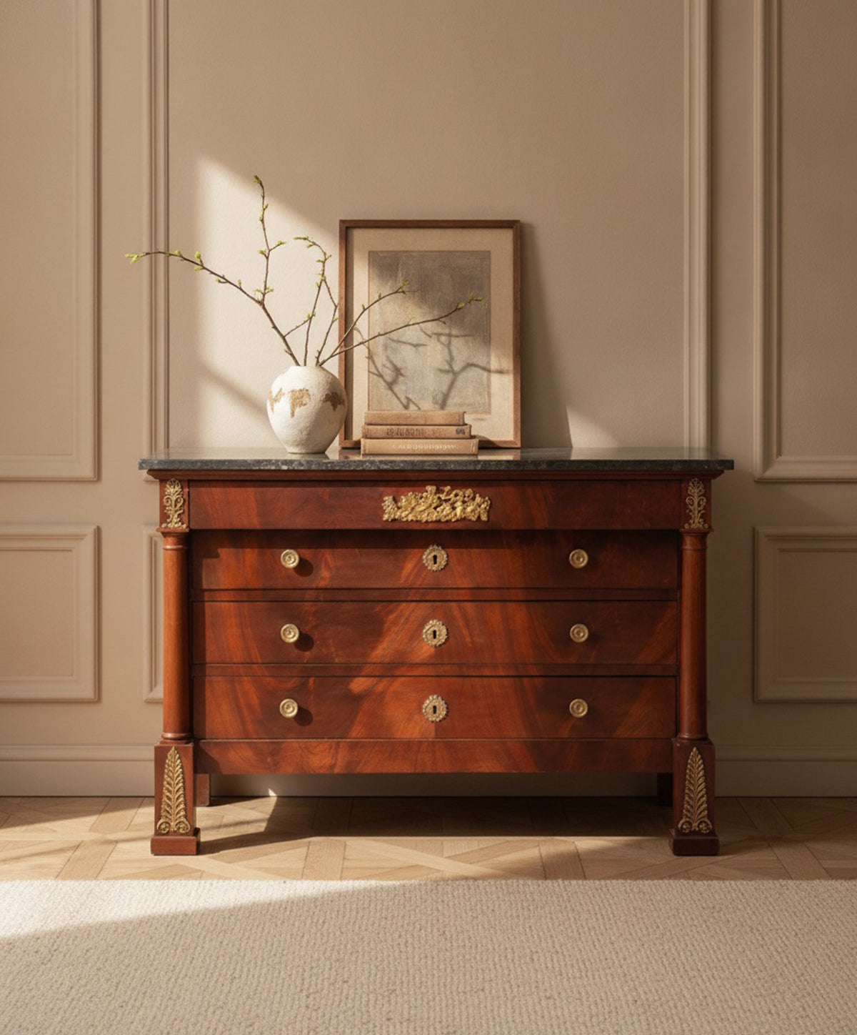 Cómoda Imperio de caoba en recibidor de paneles con mármol negro — Antique Arte y Decoración