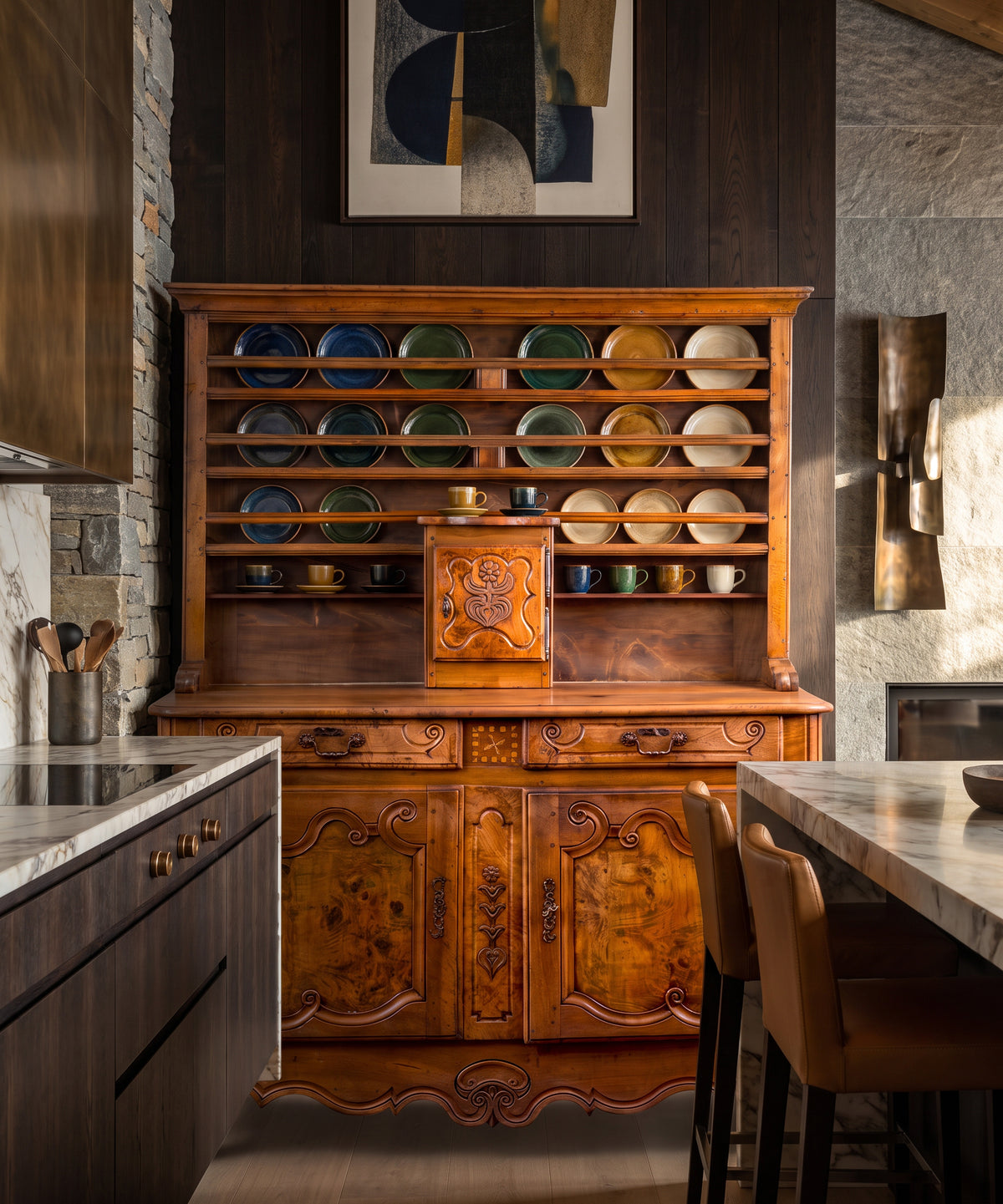 Aparador vaisselier siglo XVIII en cocina contemporánea con vajilla en el platero — Antique Arte y Decoración