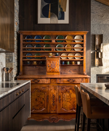 Aparador vaisselier siglo XVIII en cocina contemporánea con vajilla en el platero — Antique Arte y Decoración