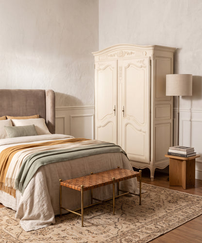 Armario Luis XV marfil en dormitorio junto a cama tapizada y banco de cuero — Antique Arte y Decoración