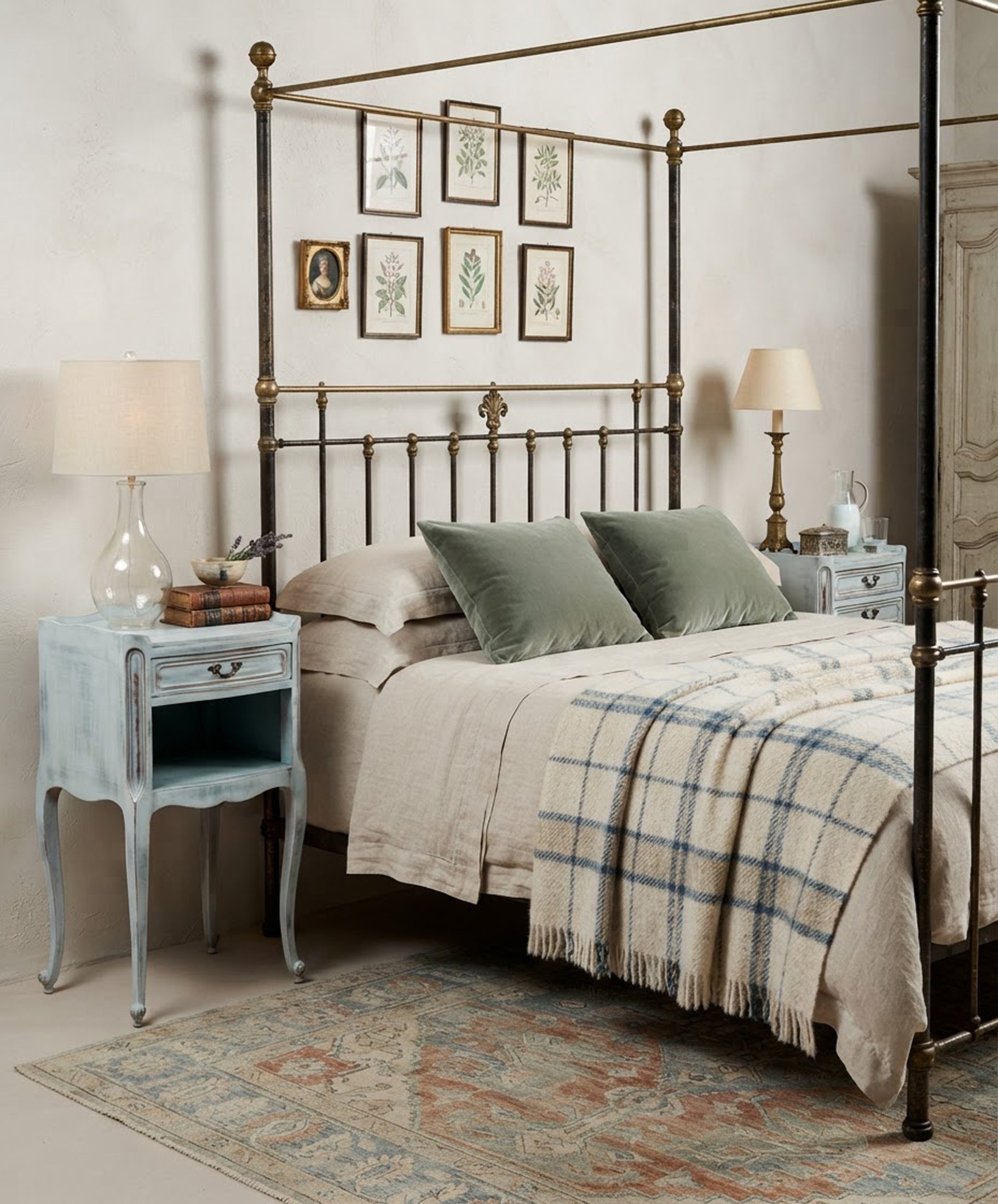 Mesita de noche vintage azul decapada ambientada en dormitorio — Antique Arte y Decoración