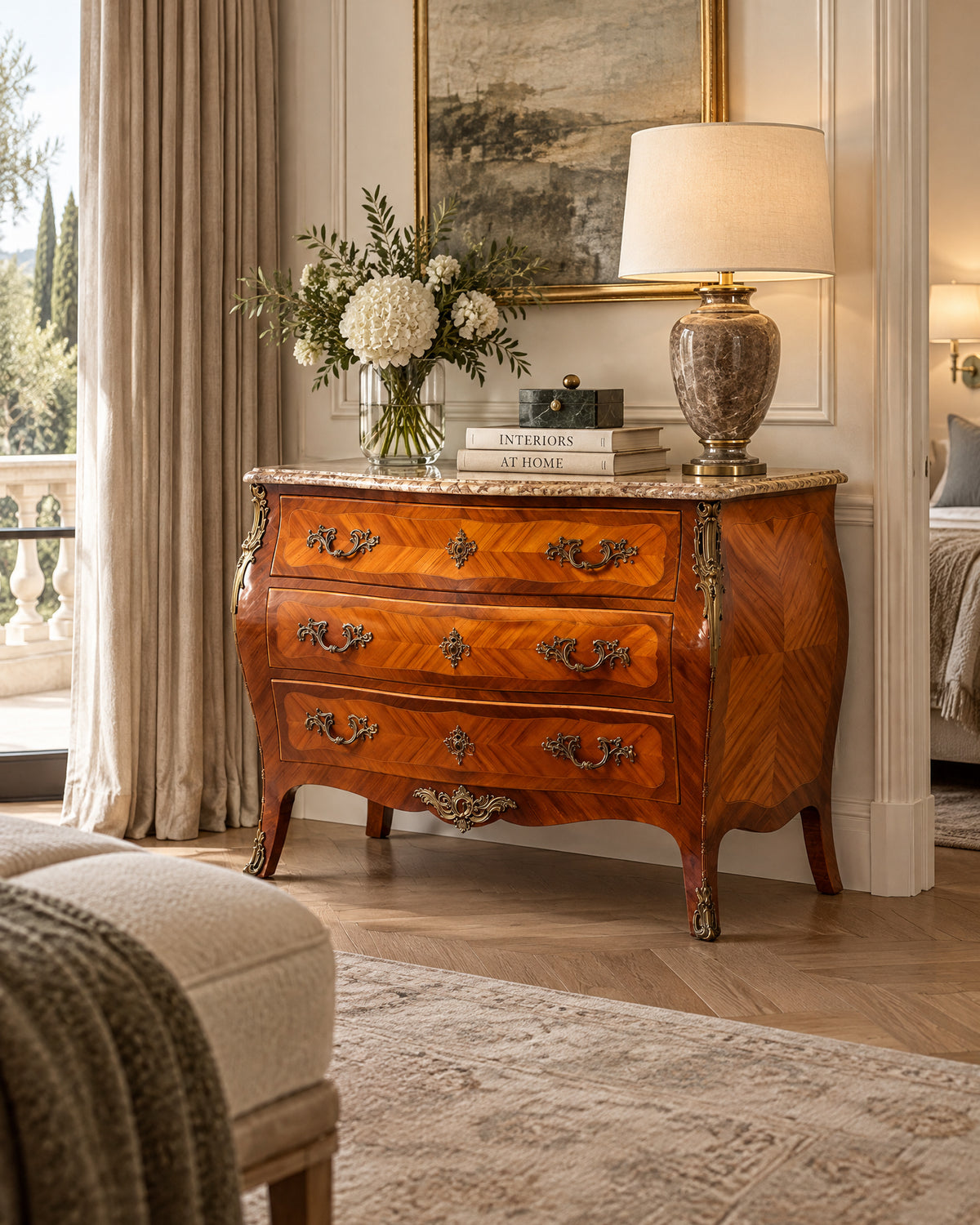Cómoda francesa estilo Luis XV con mármol en dormitorio con lámpara y flores — Antique Arte y Decoración