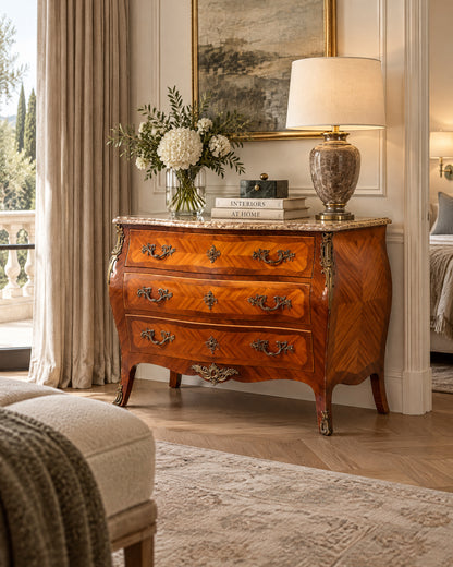 Cómoda francesa estilo Luis XV con mármol en dormitorio con lámpara y flores — Antique Arte y Decoración