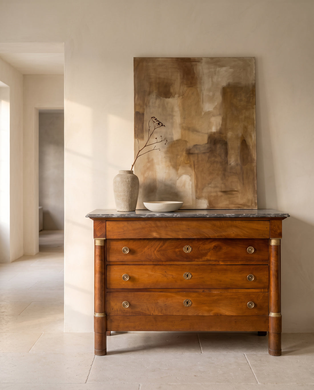 Cómoda Imperio de nogal y mármol gris en recibidor con cuadro abstracto — Antique Arte y Decoración