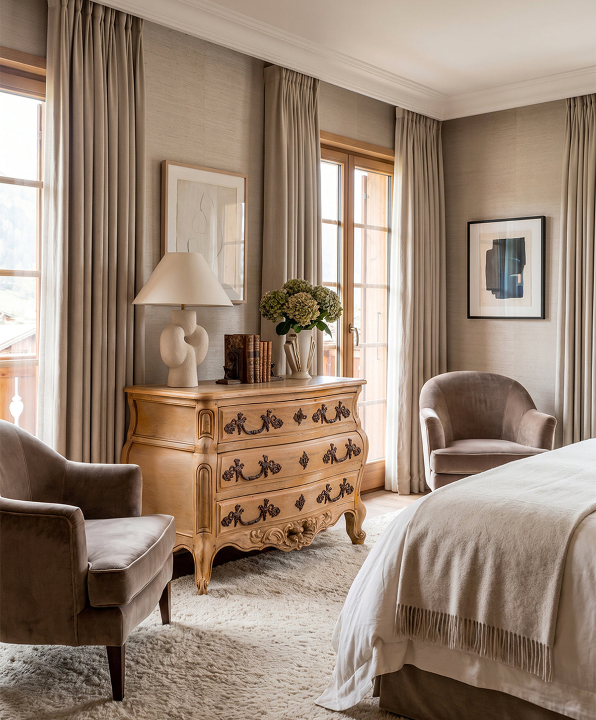 Cómoda vintage en dormitorio junto a sillones de terciopelo — Antique Arte y Decoración